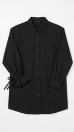 Chemise noire élégante à manches longues avec détails de volants et liens à nouer, vue de face sur fond clair.