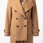 Manteau court en laine camel avec double boutonnage et coupe structurée porté sur un mannequin invisible