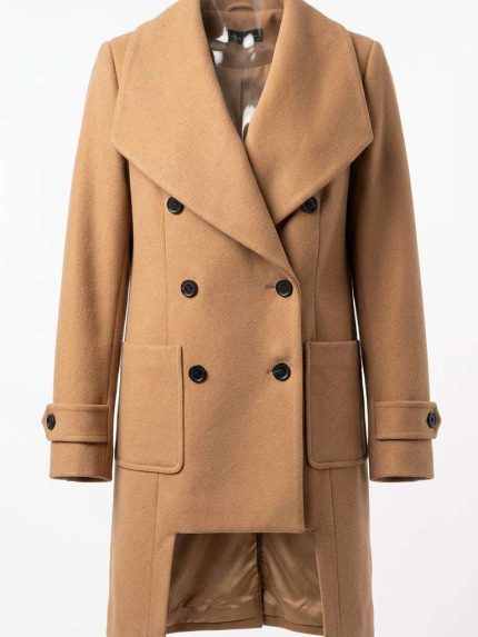 Manteau court en laine camel avec double boutonnage et coupe structurée porté sur un mannequin invisible
