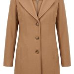 Manteau camel chic pour femme avec capuche intégrée et fermeture boutonnée par Orkidia Fashion