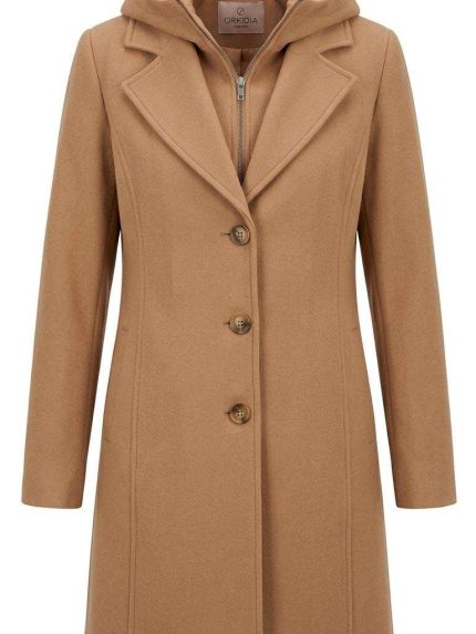 Manteau camel chic pour femme avec capuche intégrée et fermeture boutonnée par Orkidia Fashion