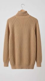 Élégance Camel : Le Pull en Laine Col Montant – Image 2