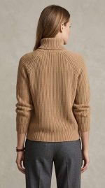 Élégance Camel : Le Pull en Laine Col Montant – Image 4