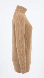 Élégance Camel : Le Pull en Laine Col Montant – Image 3
