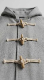 Caprice d'Hiver : Manteau Court à Capuche en Laine Gris – Image 4