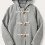 Manteau court gris en laine pour femme avec capuche et fermetures à brandebourgs par Orkidia Fashion