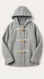 Manteau court gris en laine pour femme avec capuche et fermetures à brandebourgs par Orkidia Fashion