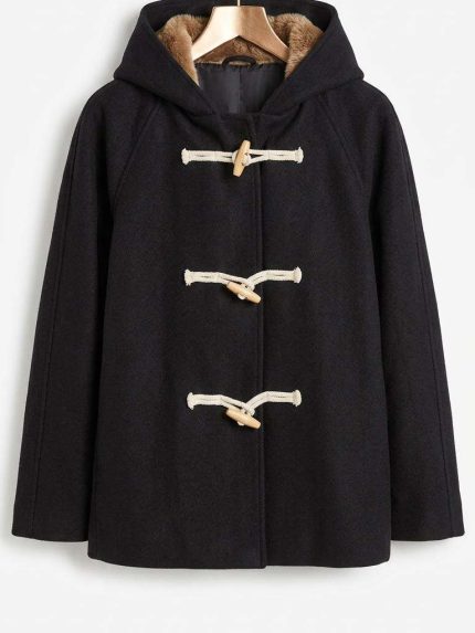 Manteau noir à capuche avec doublure en fourrure et attaches brandebourgs sur cintre