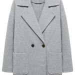 Manteau oversize gris pour femme avec double boutonnage et poches latérales, style chic et hivernal