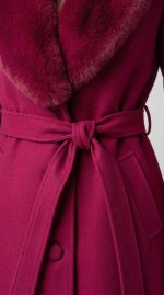 Manteau Long Rouge Bordeaux à Col en Fausse Fourrure - Élégance Orkidia – Image 3