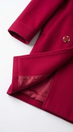 Manteau Long Rouge Bordeaux à Col en Fausse Fourrure - Élégance Orkidia – Image 4