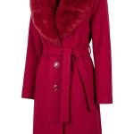 Manteau long bordeaux pour femme avec col en fausse fourrure, ceinture assortie et boutons dorés sur fond blanc