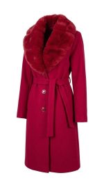 Manteau long bordeaux pour femme avec col en fausse fourrure, ceinture assortie et boutons dorés sur fond blanc