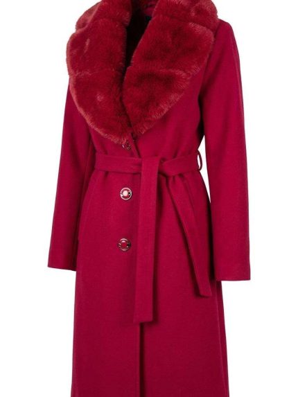 Manteau long bordeaux pour femme avec col en fausse fourrure, ceinture assortie et boutons dorés sur fond blanc