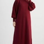 Élégance Borgogne : La Robe aux Manches Bouffantes
