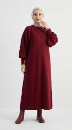 Élégance Borgogne : La Robe aux Manches Bouffantes