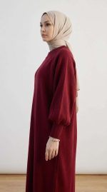 Élégance Borgogne : La Robe aux Manches Bouffantes – Image 3