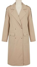 Trench long pour femme de couleur beige avec double boutonnage et style urbain chic chez Orkidia Fashion