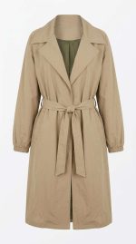Trench long beige pour femme avec ceinture et col à revers sur fond blanc