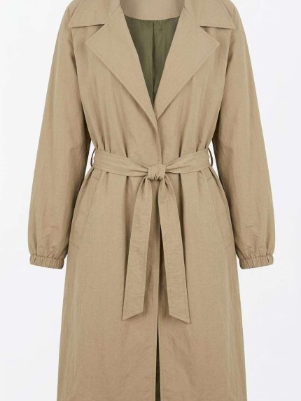 Trench long beige pour femme avec ceinture et col à revers sur fond blanc