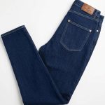 Élégance Marine : Le Jean Intemporel
