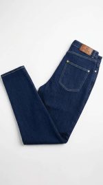 Élégance Marine : Le Jean Intemporel