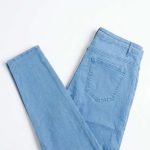 Élégance Céleste : Jean Slim Ciel Bleu