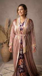 Kimono Caftan de Luxe en Velours Rose Poudré | Broderies Or | Orkidia Nador