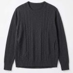 Pull en maille grise avec motif torsadé pour femme, présenté sur fond blanc.