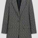 Blazer à motif graphique noir et blanc avec bouton unique, vue de face, collection Orkidia Fashion.
