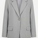 Blazer gris chiné pour femme à rayures verticales et coupe cintrée sur fond blanc