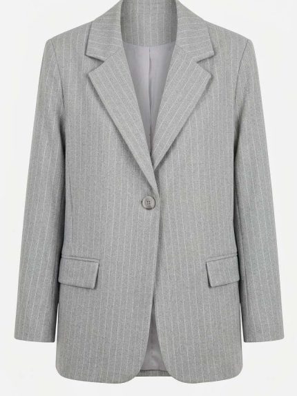 Blazer gris chiné pour femme à rayures verticales et coupe cintrée sur fond blanc