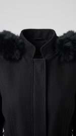 Manteau Noir Long à Col Fourrure – Élégance Orkidia – Image 4
