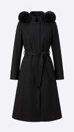 Manteau long noir élégant avec finitions en fourrure sur le col, marque Orkidia Fashion.