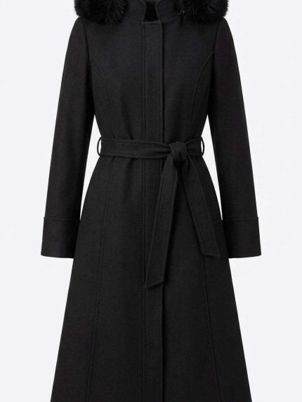 Manteau long noir élégant avec finitions en fourrure sur le col, marque Orkidia Fashion.