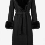 Manteau noir long pour femme avec détails en fausse fourrure noire sur le col et les manches, ceinture assortie.