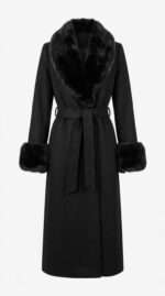 Manteau noir long pour femme avec détails en fausse fourrure noire sur le col et les manches, ceinture assortie.