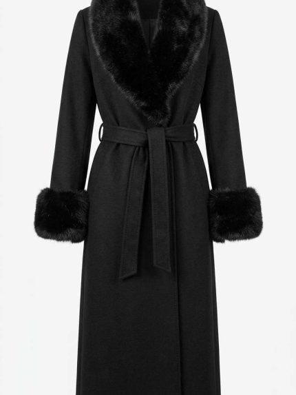 Manteau noir long pour femme avec détails en fausse fourrure noire sur le col et les manches, ceinture assortie.