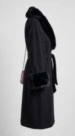 Manteau Long Noir Élégant avec Col et Poignets en Fausse Fourrure – Image 3