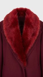 Manteau Long Bordeaux avec Col Fausse Fourrure - Élégance Hivernale – Image 4