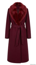 Manteau long bordeaux pour femme avec col en fausse fourrure et ceinture à la taille, style chic et hivernal.