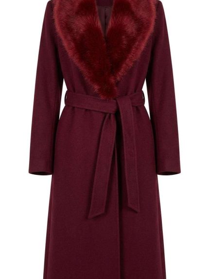 Manteau long bordeaux pour femme avec col en fausse fourrure et ceinture à la taille, style chic et hivernal.