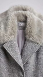 Manteau Long Gris en Laine avec Col et Poignets en Fourrure – Image 4