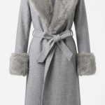 Manteau long gris en laine avec col châle et poignets en fourrure pour femme, style hivernal chic.