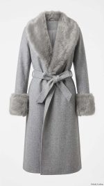 Manteau long gris en laine avec col châle et poignets en fourrure pour femme, style hivernal chic.