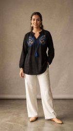 Robe Noire Étoilée - Broderie Artisanale Vale – Image 4