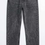 Élégance Grise : Le Jean Coupe Droite Intemporel