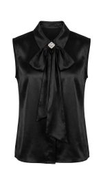 Chemisier sans manches en satin noir avec nœud papillon et broche en strass par Orkidia Fashion