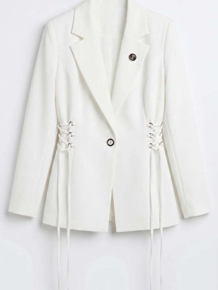 Blazer blanc chic pour femme avec laçage latéral sur un fond minimaliste blanc