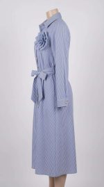 Élégance Marine : Robe Coton Rayé Fleur – Image 2